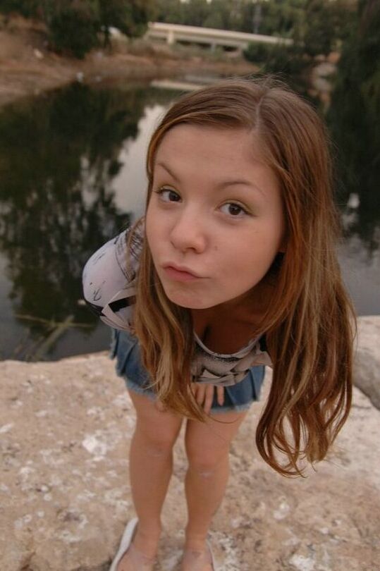 15P Emily 18 Teenie Emily zieht ihren Rock hoch