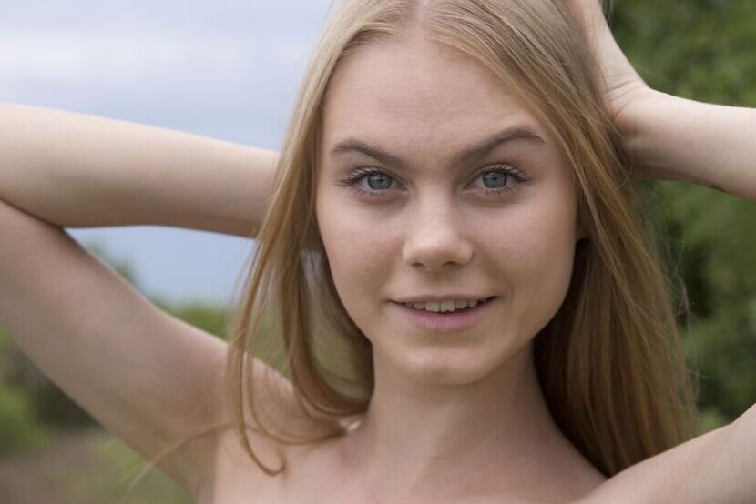 20P Nature calms down her soul enough for her to completely undress on her set and