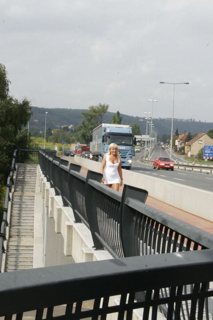 21P La charmante blonde mature Debora pose nue et souffle sur deux inconnus en public