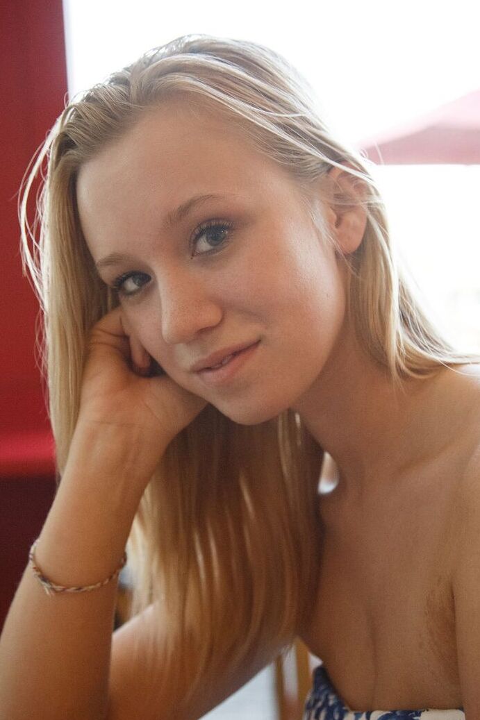 12P Die sexy Teenie-Freundinnen Arya und Bailey zeigen ihre heißen Ärsche in der Öffentlichkeit