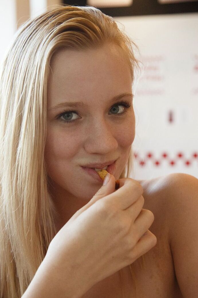 12P Die sexy Teenie-Freundinnen Arya und Bailey zeigen ihre heißen Ärsche in der Öffentlichkeit