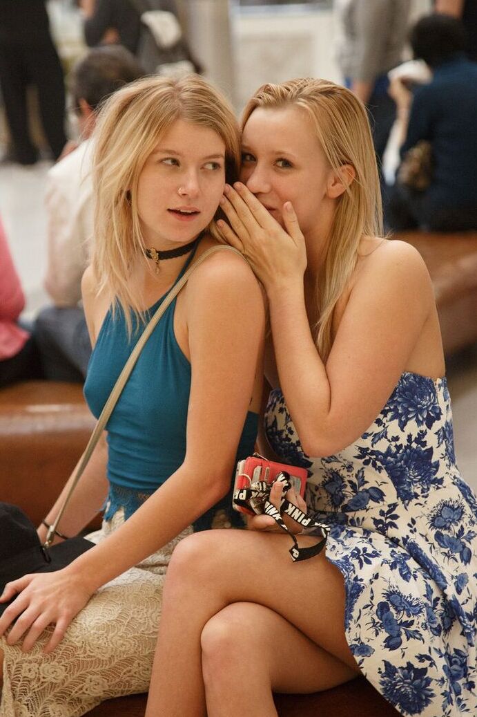 12P Die sexy Teenie-Freundinnen Arya und Bailey zeigen ihre heißen Ärsche in der Öffentlichkeit