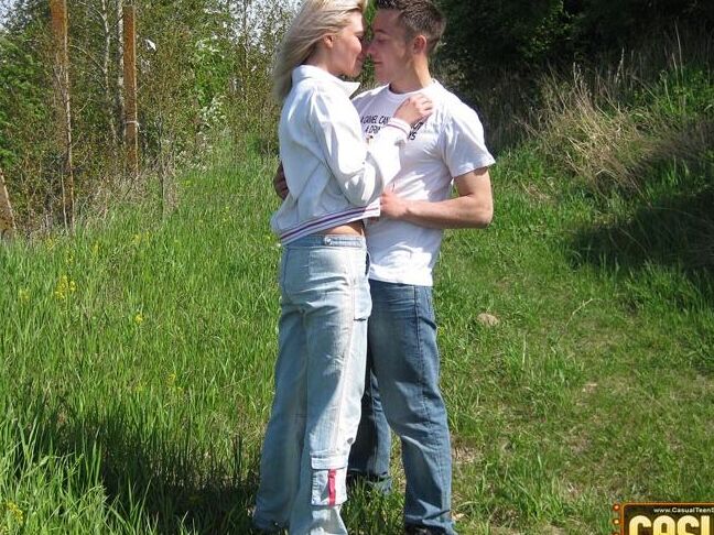 16P Des adolescents en chaleur étalent une couverture avant de faire l'amour dans un champ en bord de mer