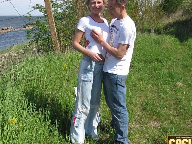 16P Des adolescents en chaleur étalent une couverture avant de faire l'amour dans un champ en bord de mer