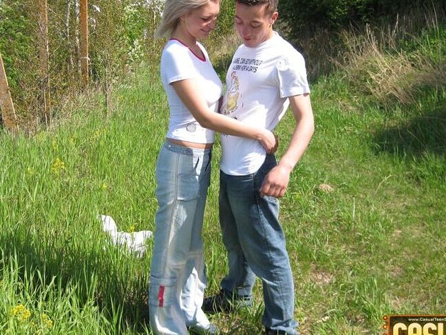 16P Des adolescents en chaleur étalent une couverture avant de faire l'amour dans un champ en bord de mer