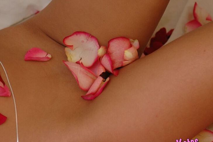12P La joven amateur Kate se quita la lencería rosa en una cama al estilo SFW