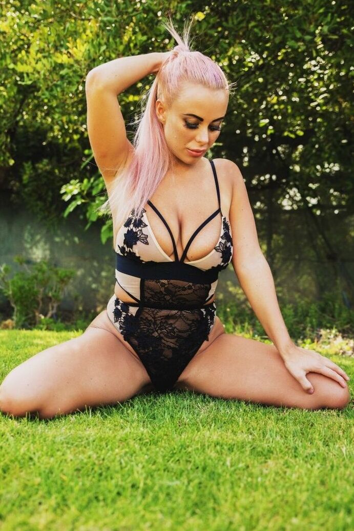 12P Le mannequin amateur Laila libère ses superbes seins de sa lingerie dans un jardin