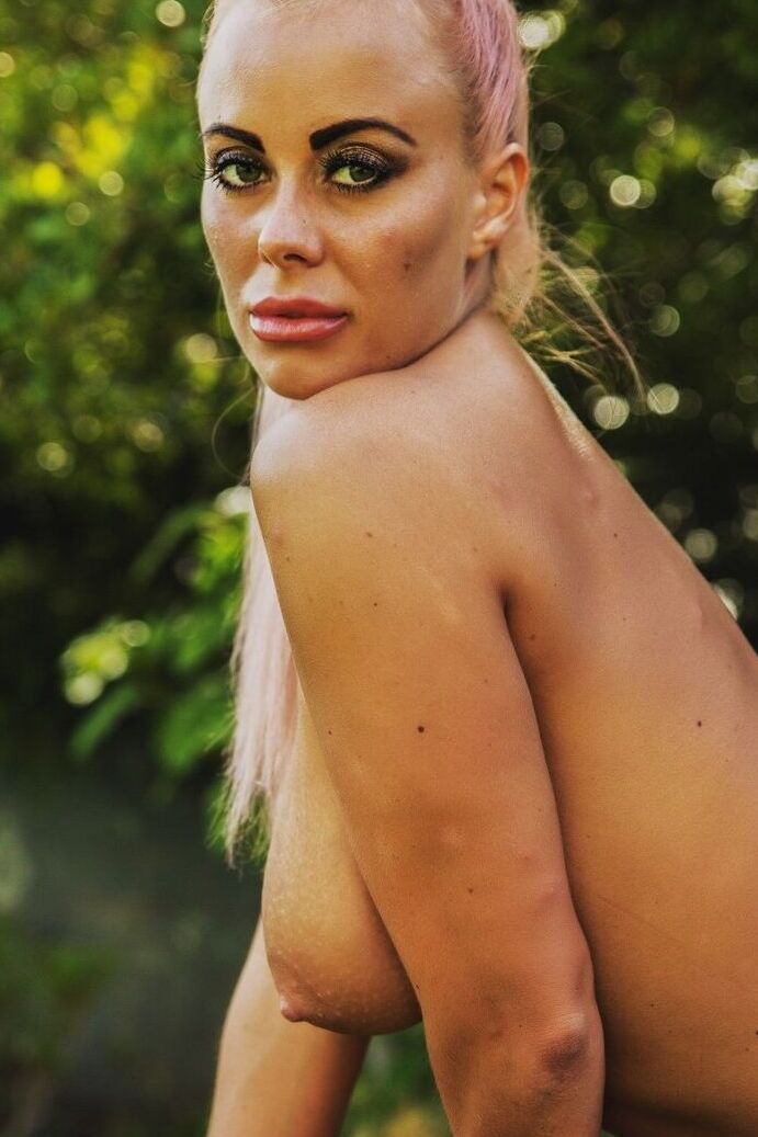 12P Le mannequin amateur Laila libère ses superbes seins de sa lingerie dans un jardin
