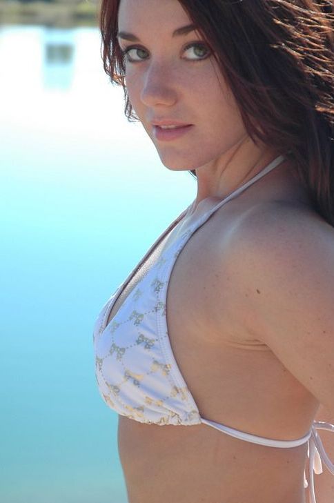 12P Linda adolescente amadora Heidi tira o sutiã do biquíni para mostrar peitos pequenos na praia