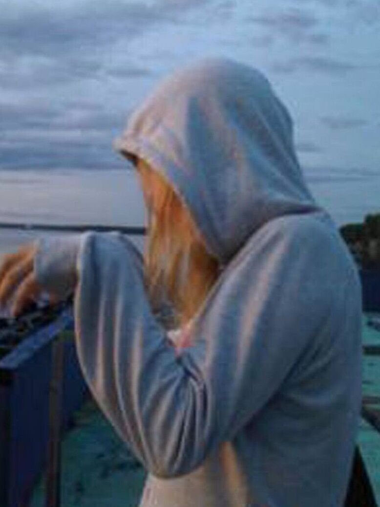 16P La joven rubia Alice K parece una muñeca en estas fotos de un teléfono robado