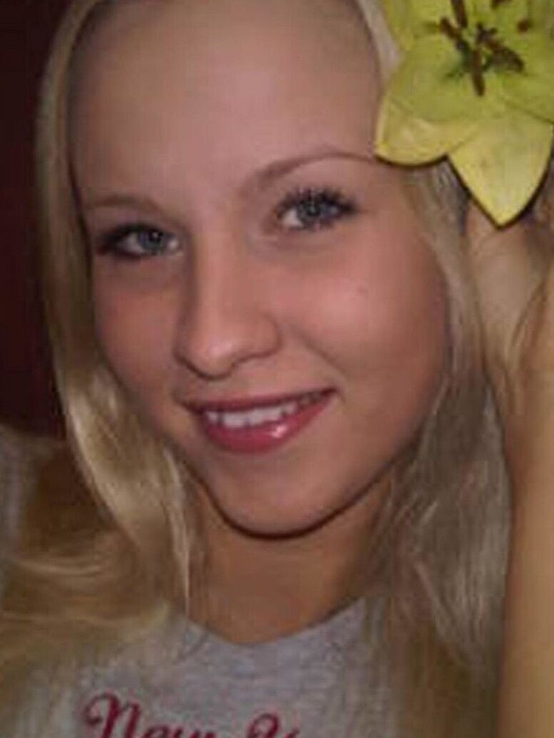 16P La joven rubia Alice K parece una muñeca en estas fotos de un teléfono robado