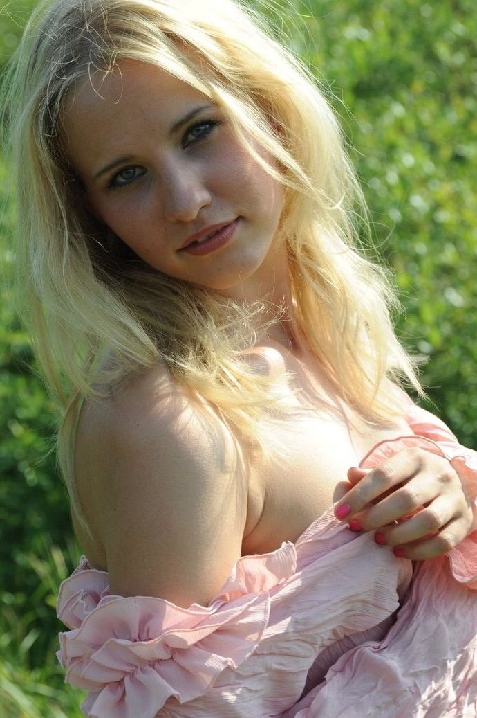 16P La joven rubia Alice K parece una muñeca en estas fotos de un teléfono robado