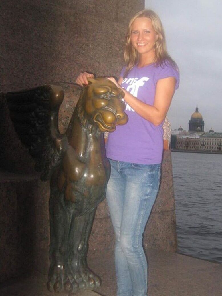 16P La joven rubia Alice K parece una muñeca en estas fotos de un teléfono robado