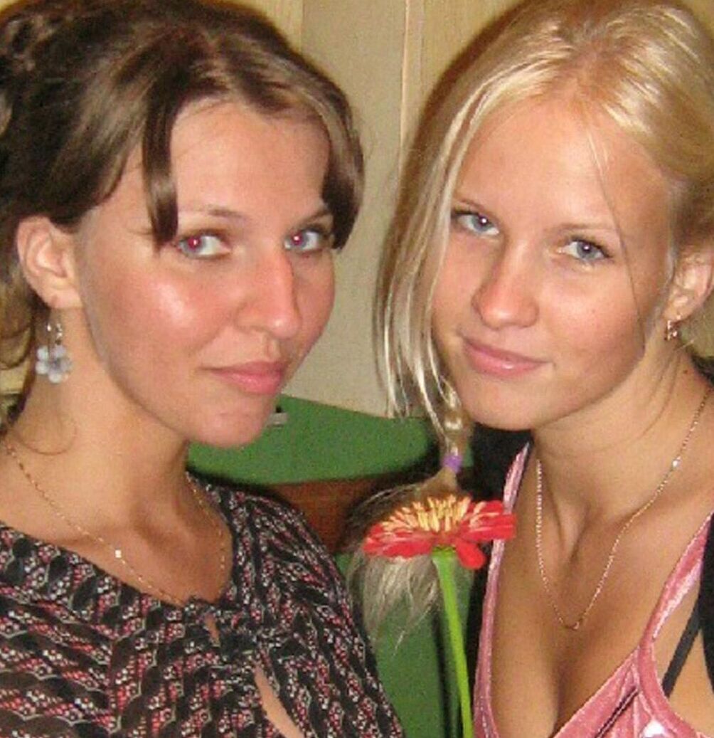16P La joven rubia Alice K parece una muñeca en estas fotos de un teléfono robado