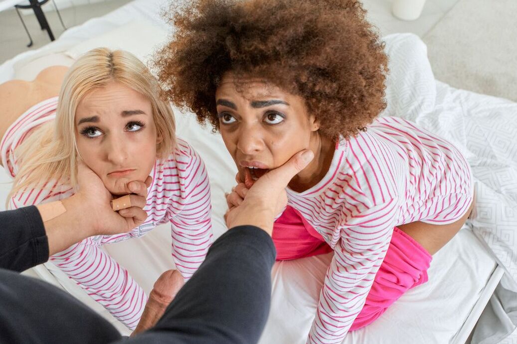 21P Die süße Ebenholz-Luna Corason und die blonde Süße Daisy Lee werden auf einem Bett gefickt