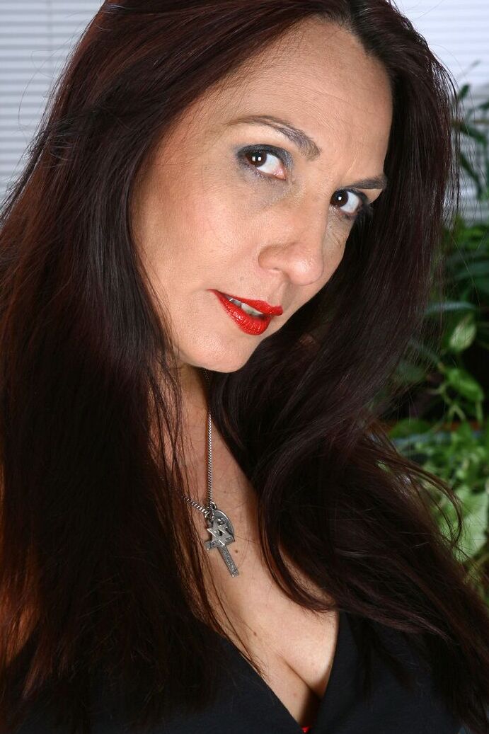 Die reife 21P-MILF Mariska zieht sich völlig nackt aus und spreizt ihre leckere rasierte Muschi