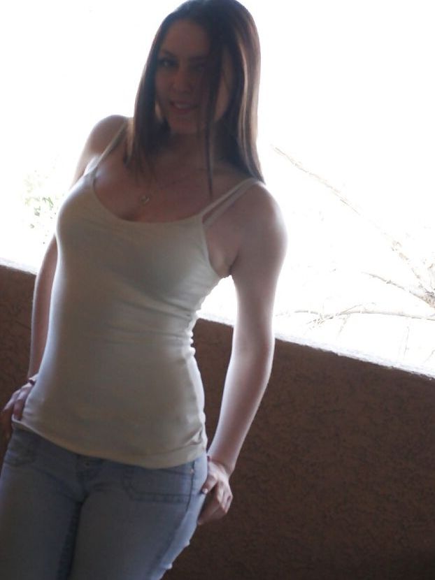 16P Frisky amadora Megan Loxx revela seu espólio e cooter incrivelmente sexy