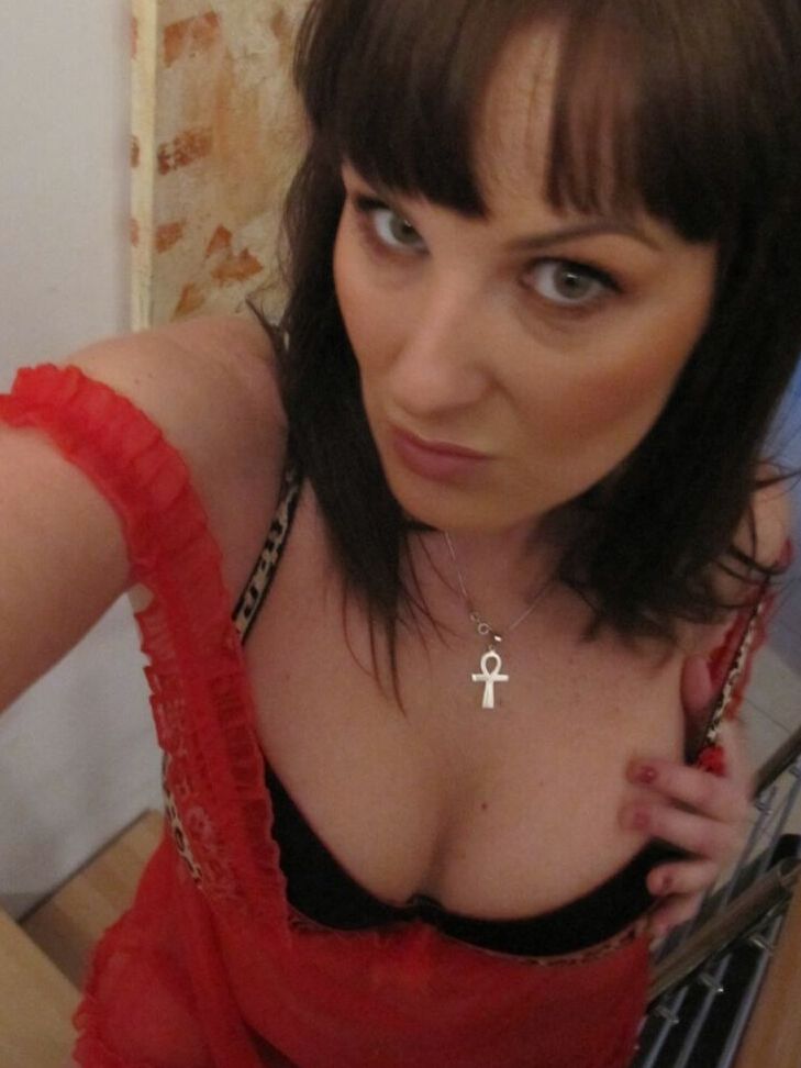 21P La novia amateur Darja Blonde hace alarde de sus increíbles tetas en solitario