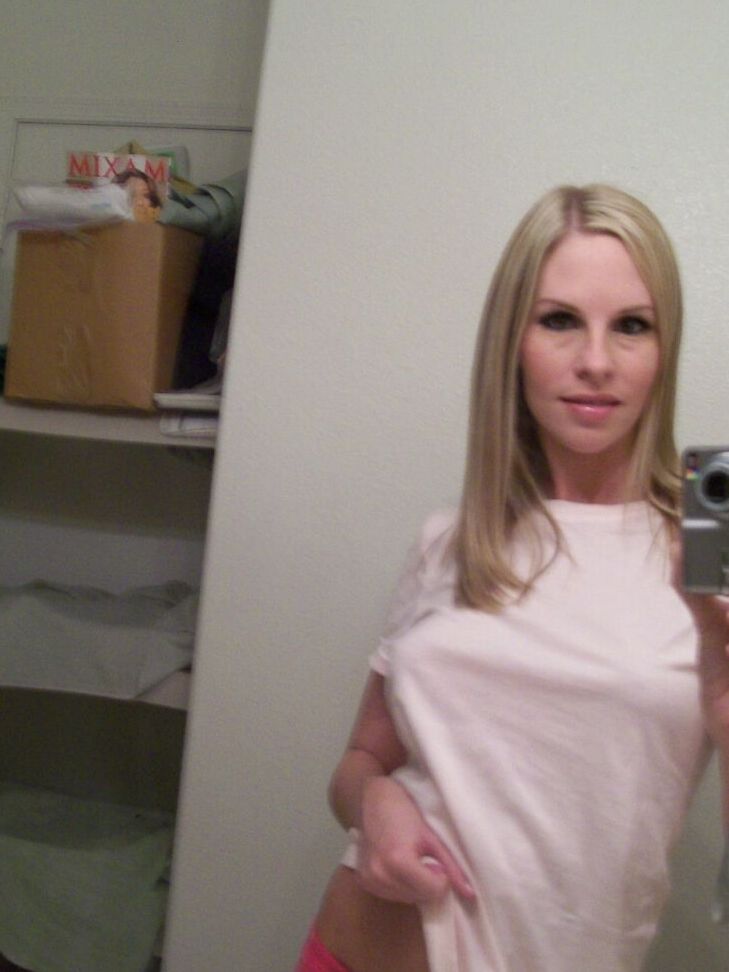 21P La blonde élancée Aimee Addison expose ses seins fermes et étire son manchon