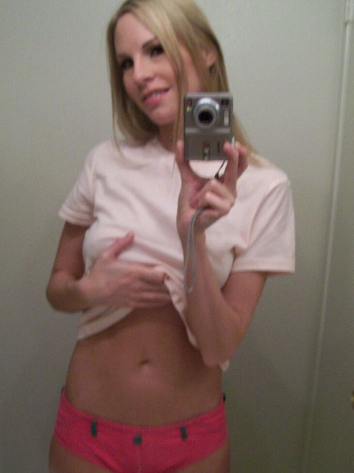 21P La blonde élancée Aimee Addison expose ses seins fermes et étire son manchon