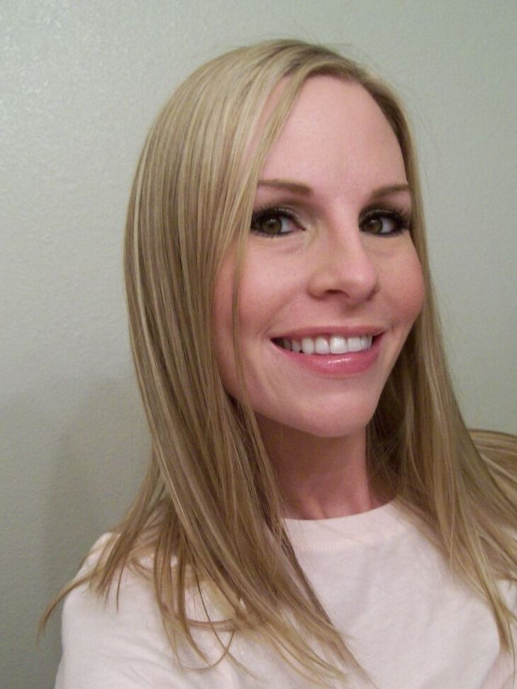 21P La blonde élancée Aimee Addison expose ses seins fermes et étire son manchon