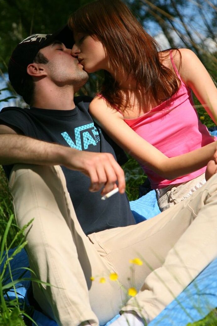 21P La joven amateur Silviya se desnuda en el picnic