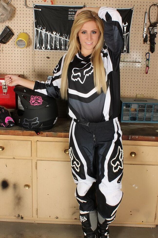 12P A piloto amadora Ashley Vallone tira seu equipamento para provocar na garagem