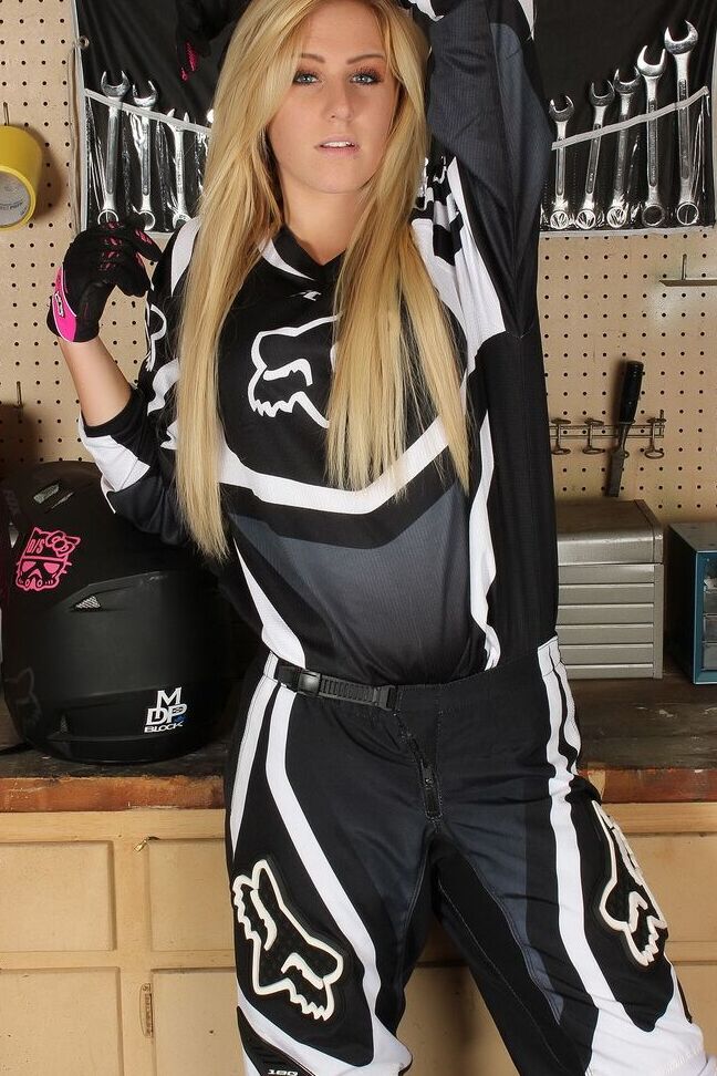 12P A piloto amadora Ashley Vallone tira seu equipamento para provocar na garagem