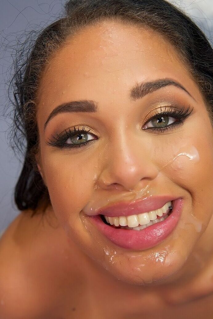 17P La belle fille en jupe courte Nia Love suce un gros bouton et se fait facialiser