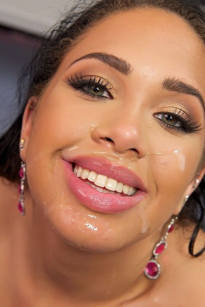 17P La belle fille en jupe courte Nia Love suce un gros bouton et se fait facialiser