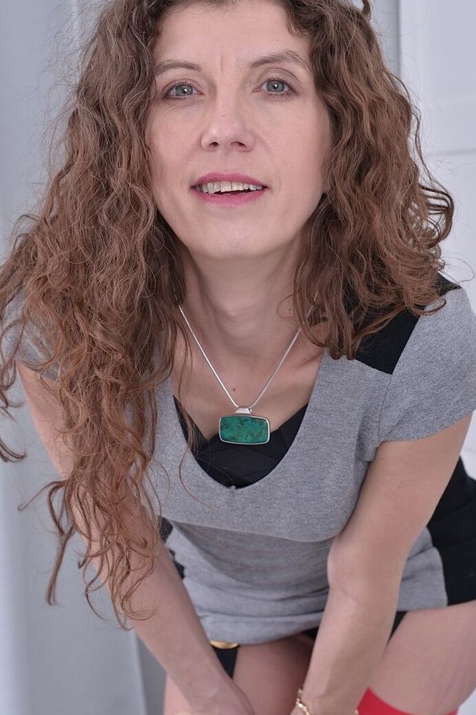 Die 18P dünne, reife Janice Eros macht einen heißen Striptease, um ihre Schamlippen weit zu spreizen