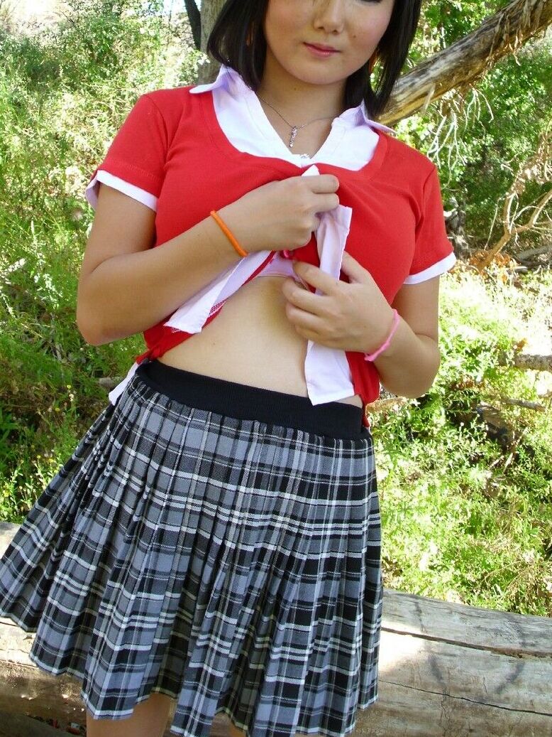 21P A adolescente asiática magrinha Chiyoko mostra seus mamilos duros e sua bela bunda ao ar livre