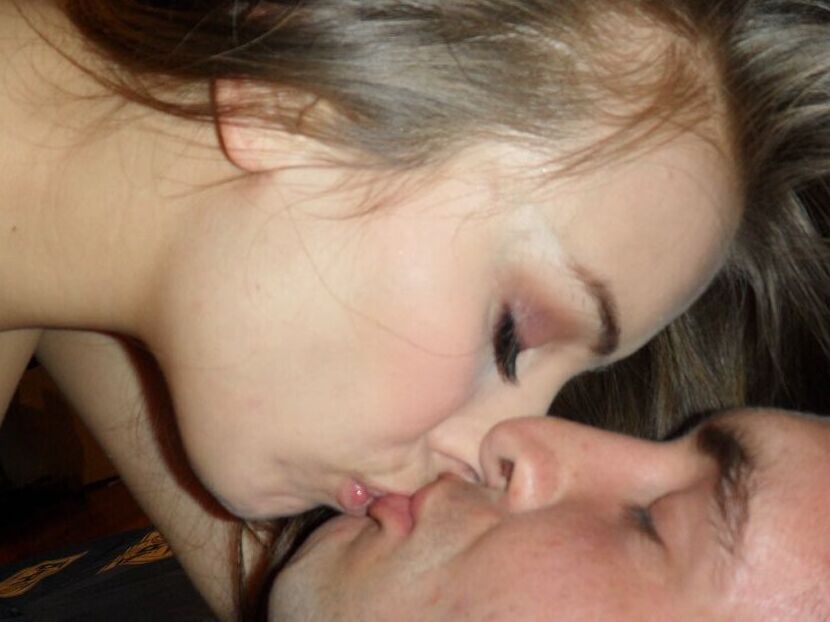 16P La novia cachonda Sophia chupa la polla de su novio y recibe una polla en su coño afeitado