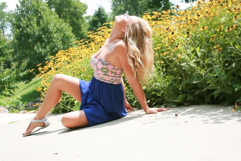 15P La première blonde Meet Madden montre des jambes et une culotte dans un parc