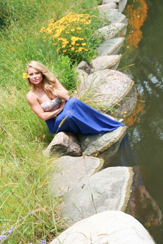 15P La première blonde Meet Madden montre des jambes et une culotte dans un parc