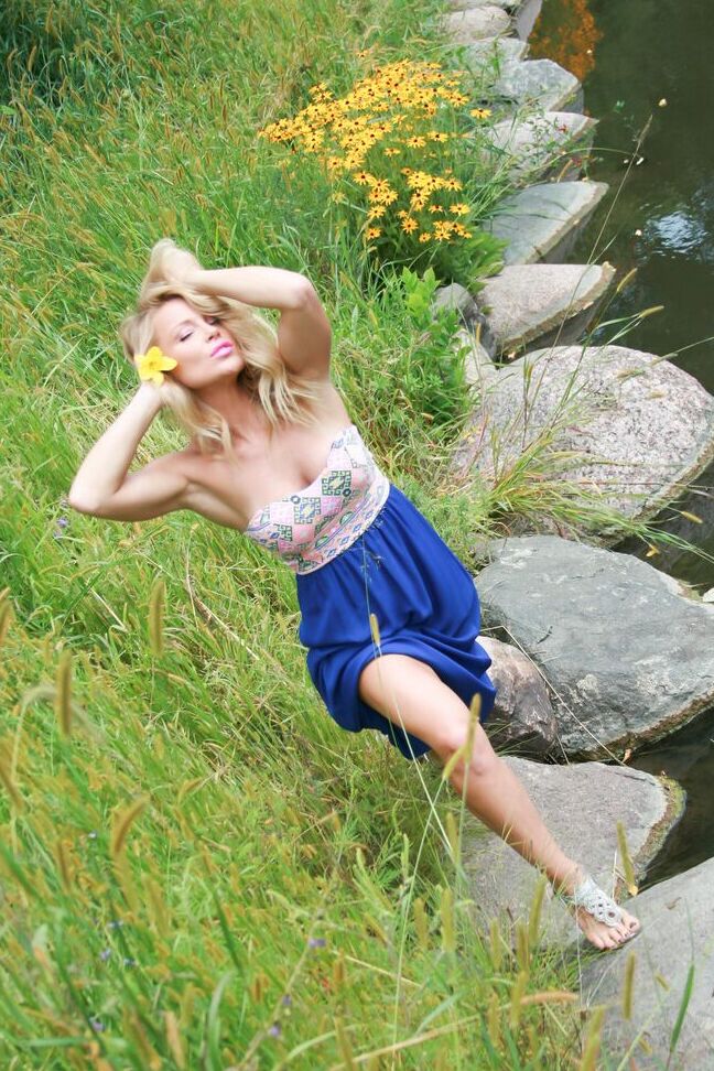 15P La première blonde Meet Madden montre des jambes et une culotte dans un parc