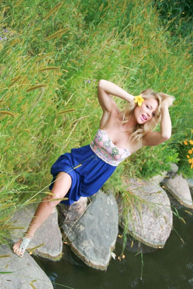15P La première blonde Meet Madden montre des jambes et une culotte dans un parc