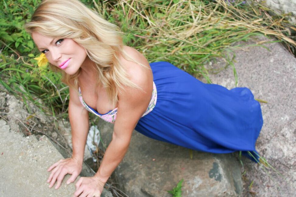 15P La première blonde Meet Madden montre des jambes et une culotte dans un parc