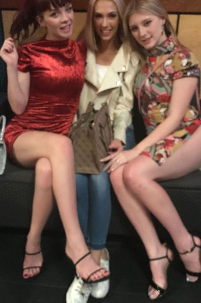 21P La linda adolescente Aliya Brynn y sus amigas se desnudan