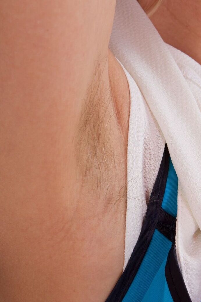 18P A dona de casa sexy Loredana revela partes do corpo com barba por fazer e buceta peluda