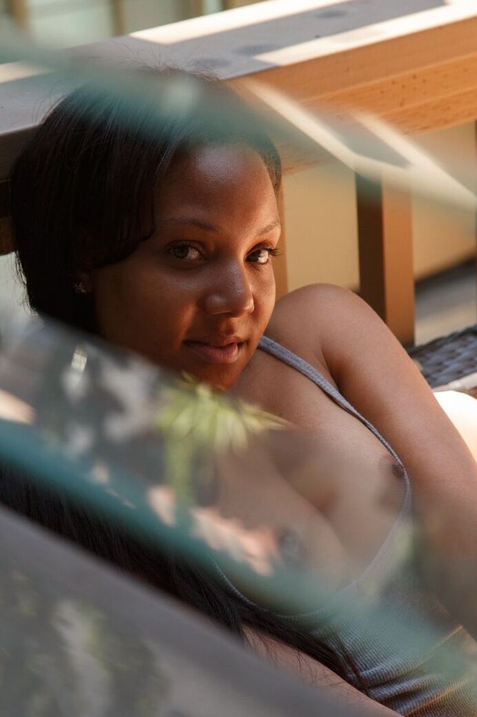 11P Dajah Wallace, une jeune ébène aux gros fesses, pose et taquine avec ses courbes.