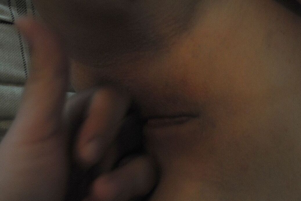 19P Adolescente amador tatuado fazendo um POV dedilhando e chupando um pau pequeno