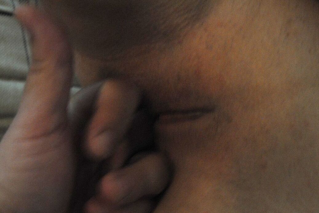 19P Adolescente amador tatuado fazendo um POV dedilhando e chupando um pau pequeno