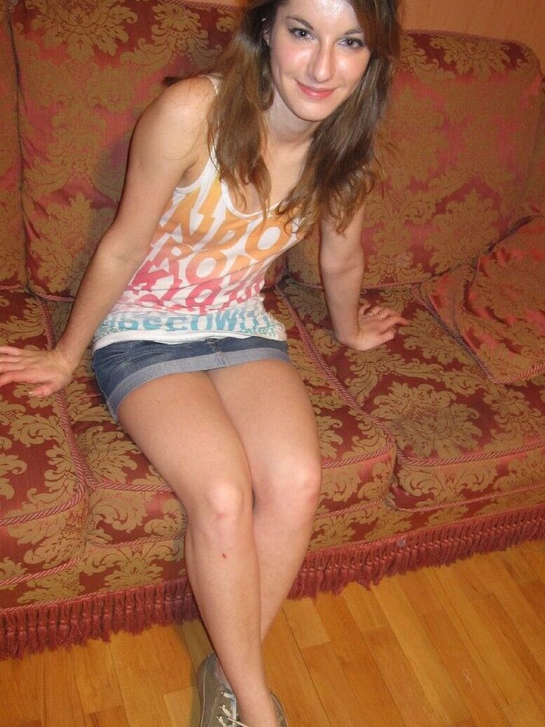 21P La esbelta joven amateur Julia posando en topless con sus preciosas bragas en el sofá