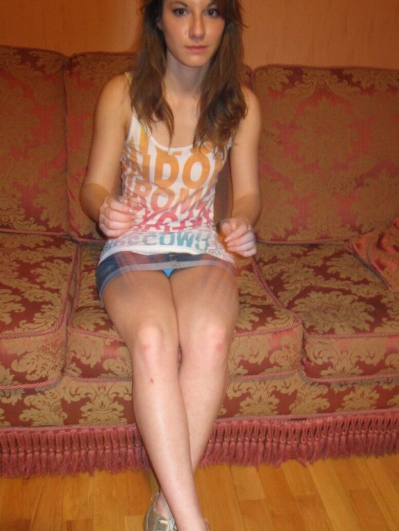 21P La esbelta joven amateur Julia posando en topless con sus preciosas bragas en el sofá