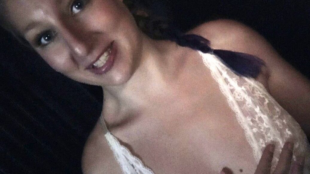 17P La rubia amateur Lila Frey chupa un montón de pollas en el Gloryhole local