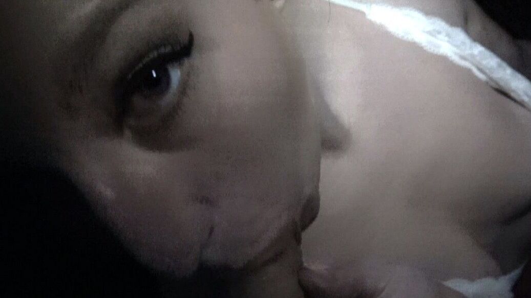 17P La rubia amateur Lila Frey chupa un montón de pollas en el Gloryhole local