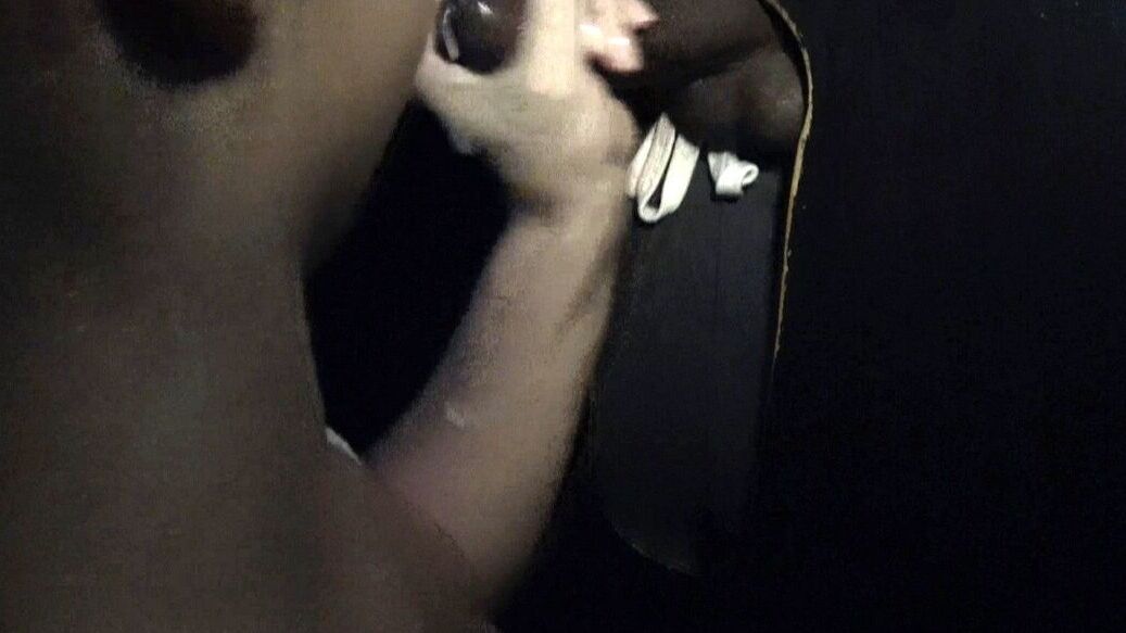 17P La rubia amateur Lila Frey chupa un montón de pollas en el Gloryhole local