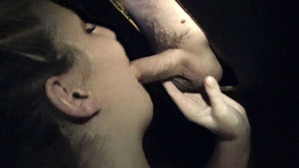 17P La rubia amateur Lila Frey chupa un montón de pollas en el Gloryhole local