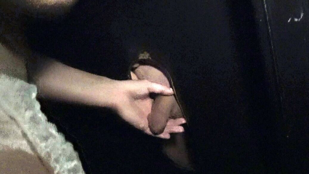 17P La rubia amateur Lila Frey chupa un montón de pollas en el Gloryhole local